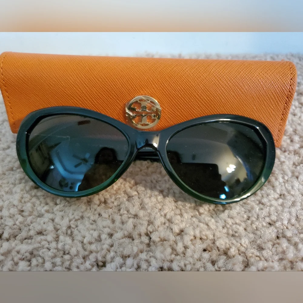 TORY BURCH Sunglasses, case & goldtone round hoop earrings set - Picture 3 of 14